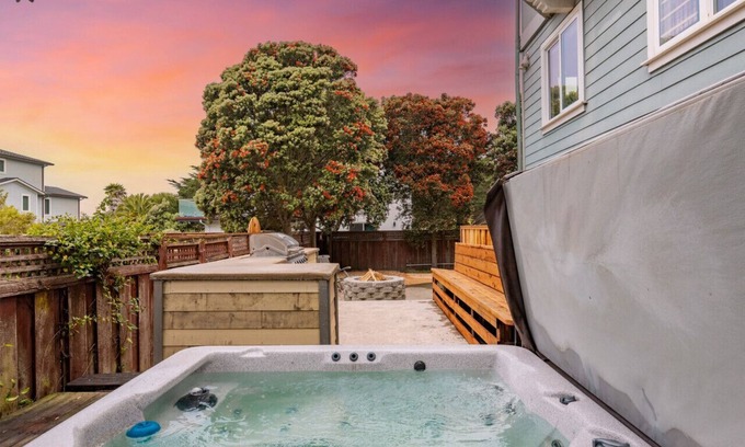 El Granada Casa | Seaside Escape: 1 block to Beach, Private Hot Tub, Fire Pit & BBQ