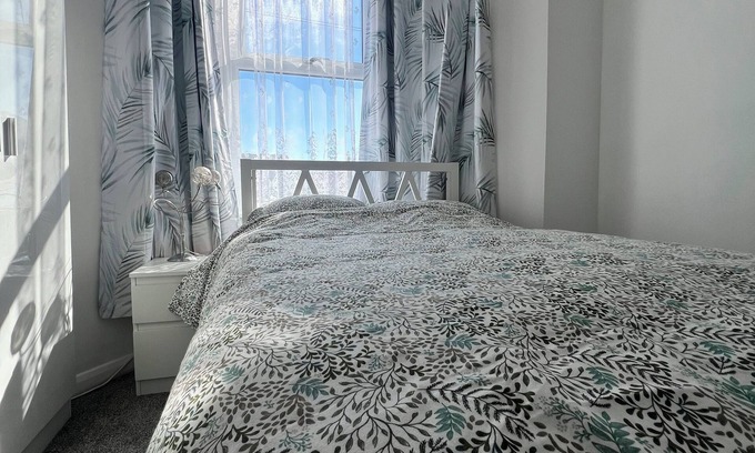 Southend-on-Sea Casa | Seaside Escape – 4 Mins to the Beach, Cosy for Families & Big Groups!