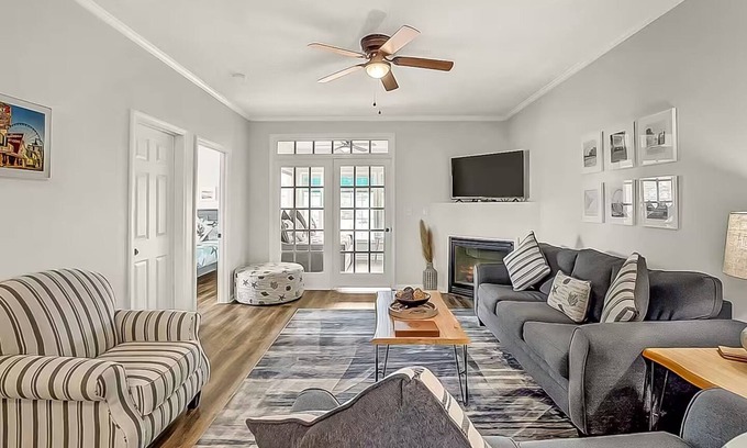 Vaught Condominio | Seaside Escape: Pool, Pickleball, Putting Green & More - <2 Miles to the Beach!