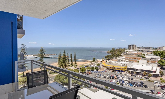 Redcliffe Apartamento | Seaside Escape with Pool, Balcony and Views