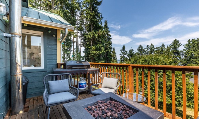 Bells Beach Casa | Seaside Getaway by AvantStay | Deck w/ Views