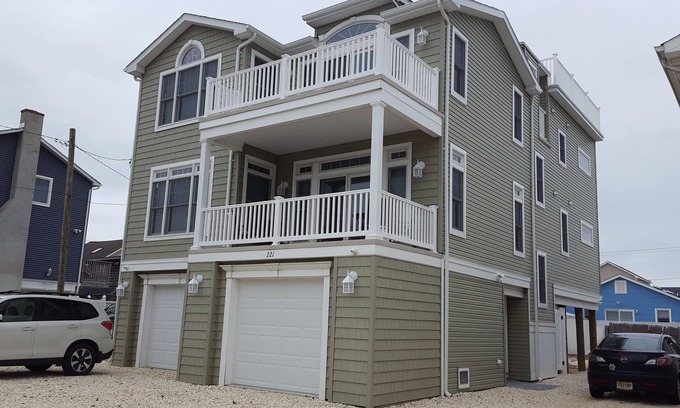 Seaside Heights Apartamento | Unidad superior amistosa de la familia 3 Dormitorios / 2 Baths Sleeps 8 Tranquilo norte Fin de la ciudad
