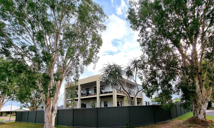 Burrum Heads Casa | Seaside home WIFI , 3 bedroom, 2 bath, aircon , kayaks , bikes , dog friendly.