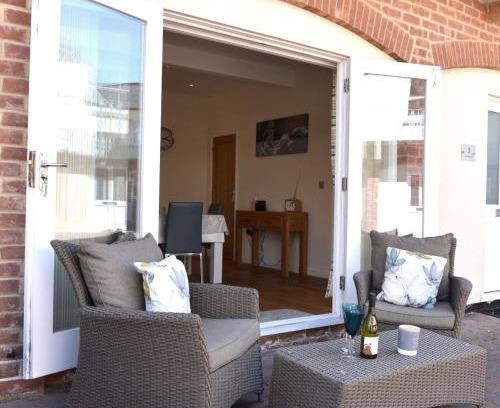 Meads Casa | Seaside Mews - charming 2-bed cottage close to the sea
