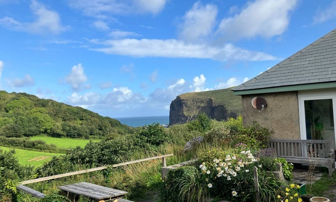 Crackington Haven Casa | Seaside Retreat, bungalow with sea views, 5 min walk sandy, surfing beach.