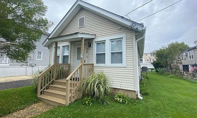 Seaside Heights Casa | Seaside Retreat Cottage ha sido totalmente renovado y tiene mucho espacio en el patio trasero.