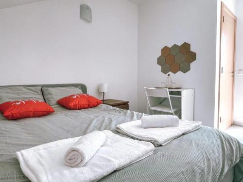Sao Bernardino Casa | Seaside room in a Peniche townhouse featuring a private bathroom and shared access to the swimming pool and kitchen