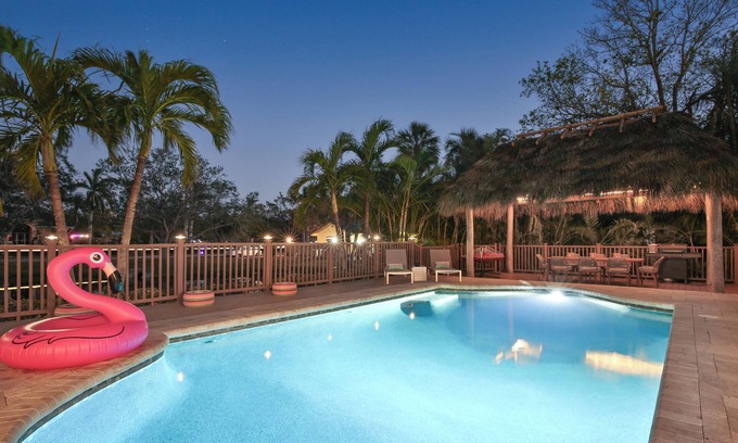 Palma Sola Casa | Santuario junto al mar: a 5 millas de la playa, impresionantes vistas al lago, cabaña Tiki, pestaña de la piscina