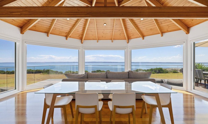 Ventnor Casa | Seaside Sanctuary: Pool & Beachfront - WIFI, Linen, Pool, Spa, Beachfront