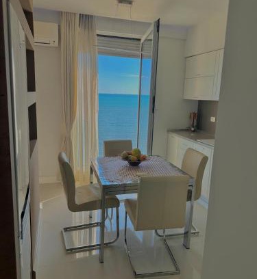 Elbasan Apartamento | Seaside Serenity