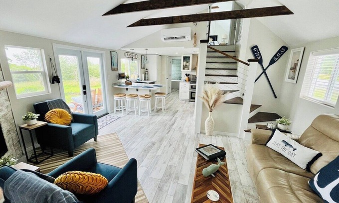 Ingomar Cabaña | Seaside Serenity: Oceanfront Elegance in Shelburne, Nova Scotia
