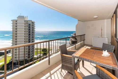Main Beach Apartamento | Seaside Serenity Ocean Views & Pool