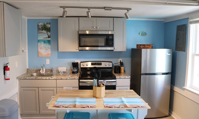 Hampton Apartamento | Seaside Social - Steps to Wally's, Goat, L Street