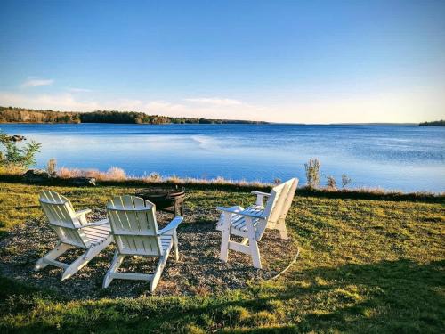 Ellsworth Casa | Seaside Spindle Cottage