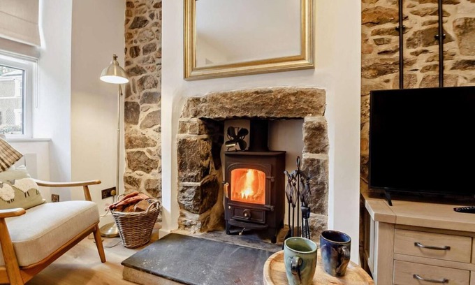 Mynytho Casa | Seaside stone cottage with hot tub - Ty Fin Cottage