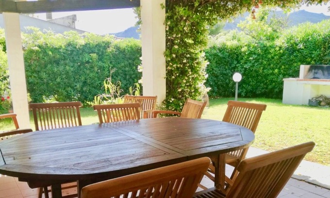 Villaggio Mandorli Villa | Villa junto al mar con un gran jardín privado