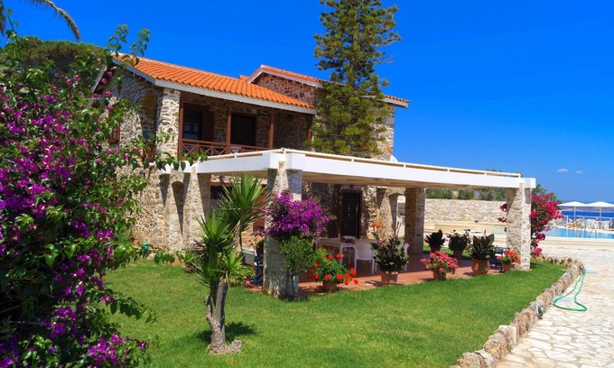 Kato Sounion Villa | Villa junto al mar con piscina privada y vistas fabulosas al mar Egeo