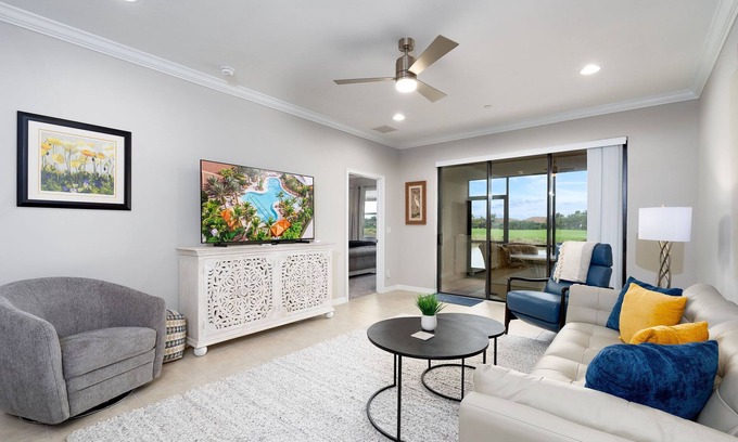 Naples Condominio | Seasonal Get-away with Lake, Golf & Sunset Views, Resort Activity Community