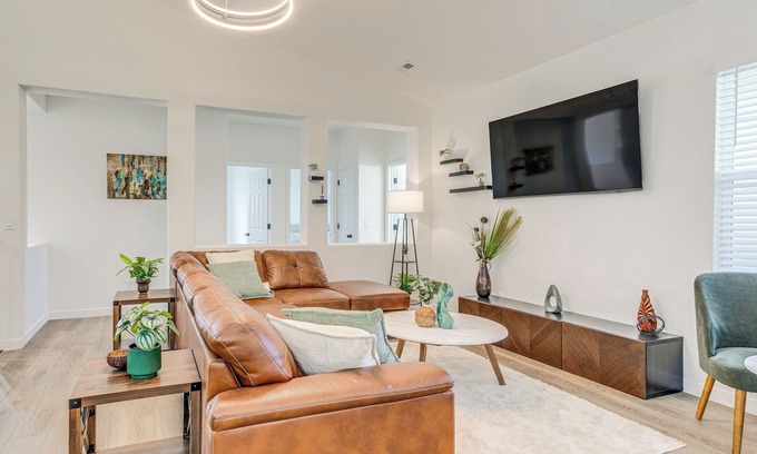 Aurora Condominio | Seasonal Pool, Balcony: Quiet & Cozy Aurora Condo!