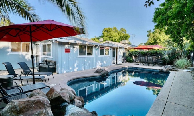 Loomis Casa | Seasonal Solar-Heated Pool - King and Queen Beds