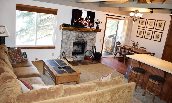Mammoth Lakes Condominio | Seasons 4 158 Mountain View close to shuttle, hot spa, game room, Canyon Lodge and bike path
