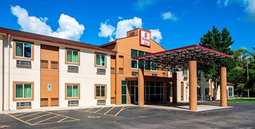 Traverse City Hotel | Seasons Inn Traverse City