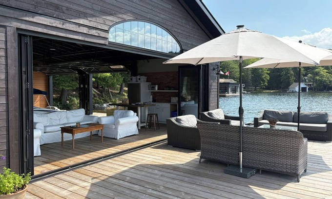 Muskoka Lakes Cabaña | Seasons on Lake Rosseau - all year Muskoka Cottage in the town of Port Carling