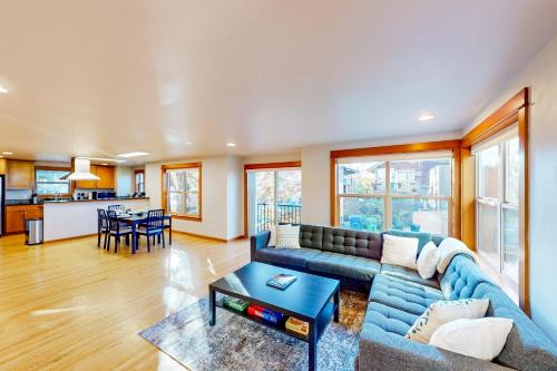 Atlantic Casa | Seattle Adventure & Stadium Getaway