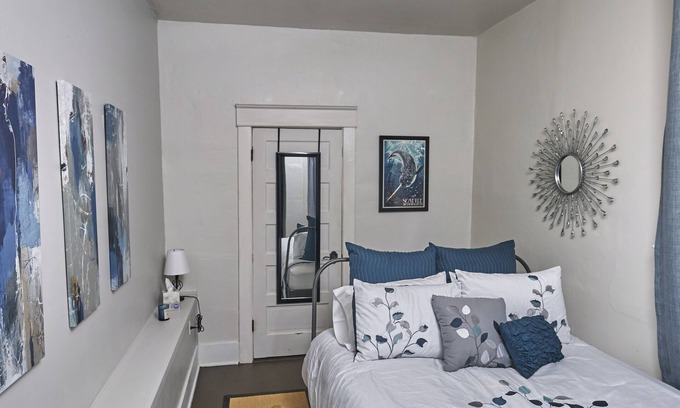 Fremont Apartamento | Seattle Fremont Neighborhood Apartment: "Walk To The Center Of The Universe"