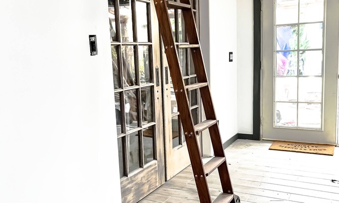 Mann Casa | Seattle Luxury 2BR House with Off-Street Parking