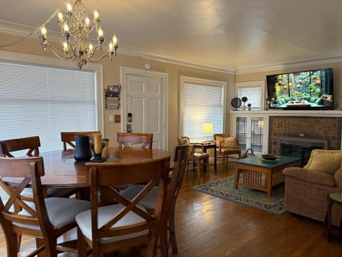 North Queen Anne Casa | Seattle-Queen Anne-7 BR 3 BA-One Block to SPU