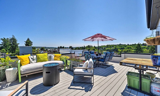 Sunset Hill Casa | Seattle Retreat w/ Canal + Mountain Rooftop Views!