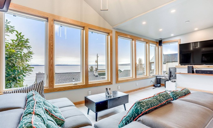 North Admiral Casa | Seattle Sanctuary w/ Sweeping Views, Walk to Beach