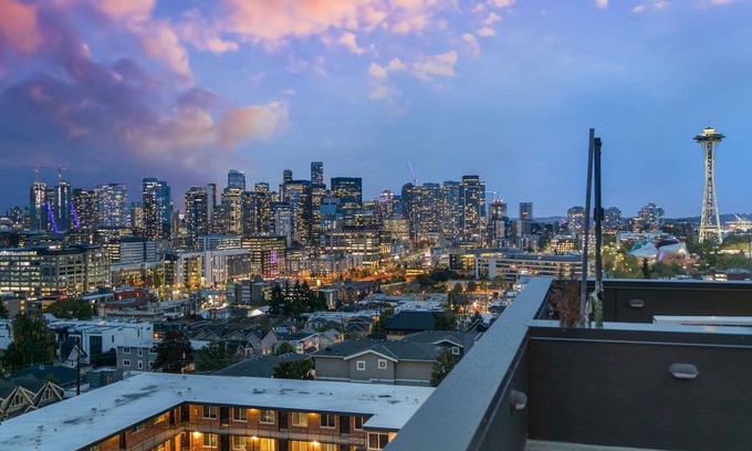 East Queen Anne Casa | Seattle Skyline Views! Walk to Space Needle! Rooftop deck! Beautiful design!