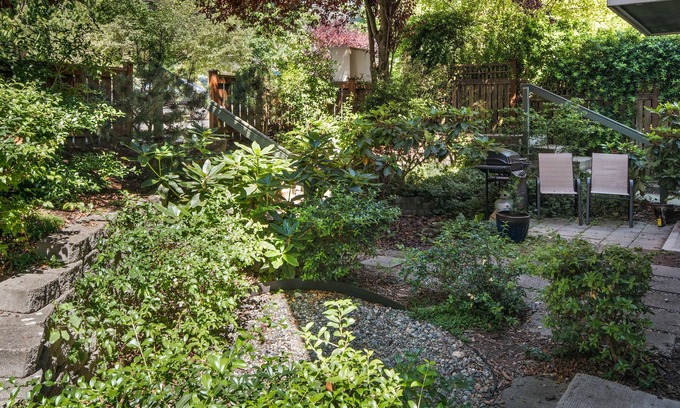 Mann Casa | Seattle Vacation Home: Berlin Wall