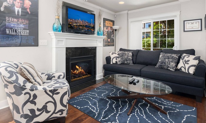 Mann Casa | Seattle Vacation Home: The Great Wall