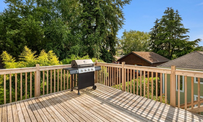 Madrona Casa | Seattle Vacation Home: The Campus