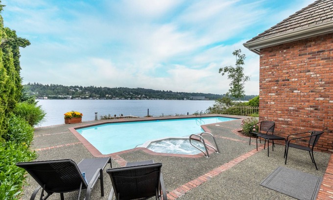 Mercer Island Casa | Seattle Waterfront Mansion on Lake WA