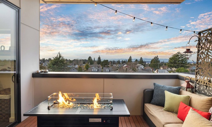 North Admiral Casa | Seattle West - Admiral Dist- Stunning Views, Balcony, AC, 90 Walk Score