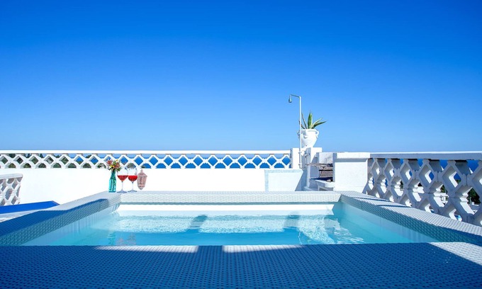 Marina di Novaglie Apartamento | Apartamento con vistas al mar con una hermosa terraza con deck de barbacoa balanceo