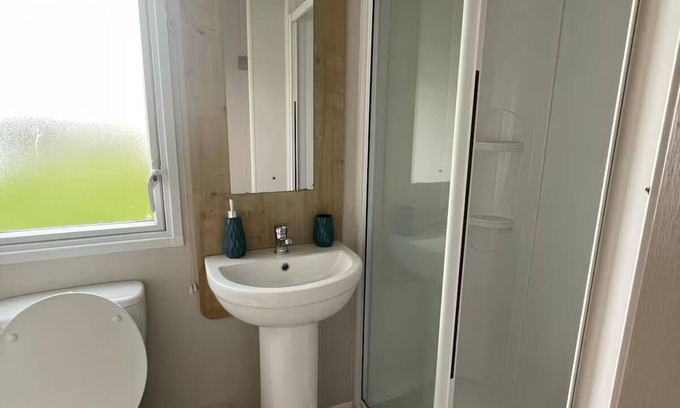 Heysham Casa | Seaview Caravan – 1 Min Walk to Beach, Peaceful Stay with Sunset Deck