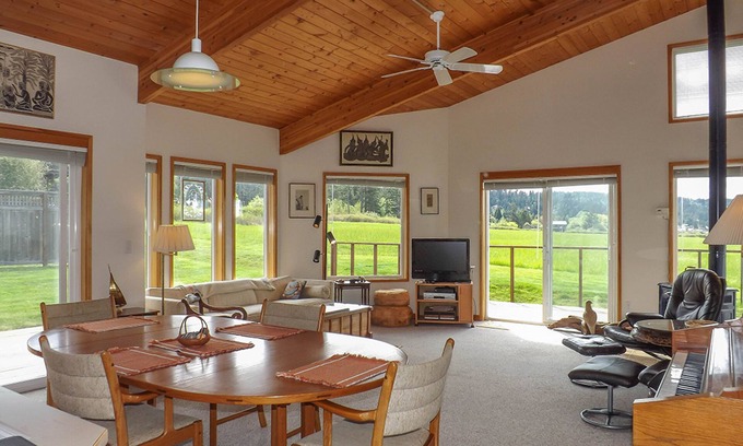 Lopez Island Condominio | Condominio con vista al mar con terraza y césped cubierto - ¡camine a los senderos, restaurantes y más!