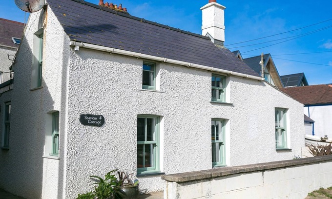 Rhosneigr Cabaña | Seaview Cottage - an on the beach that sleeps 4 guests in 2 bedrooms