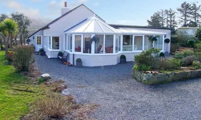 Dulas Casa | SEAVIEW COTTAGE, pet friendly, character holiday cottage in Moelfre