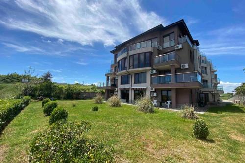Sinemoretz Apartamento | Seaview dreamy apartment with a pool and garden