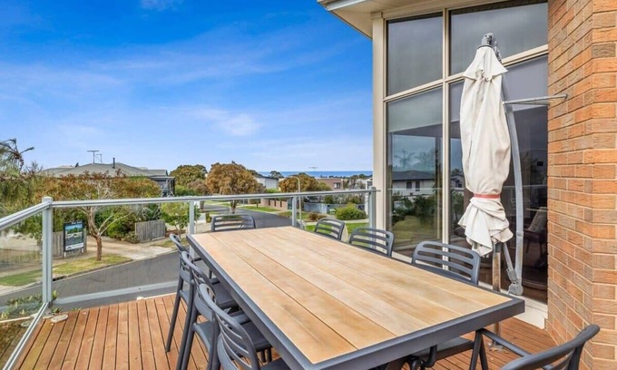 Torquay Casa | Seaview Haven: Pet Friendly near Fisherman’s Beach