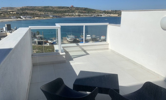 Għadira Apartamento | Moderno de 2 dormitorios con vistas al mar increíble de la bahía de Mellieha 50 metros de la playa