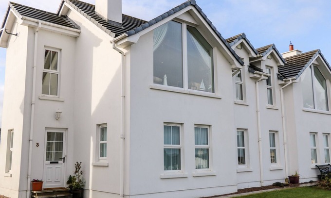 Castlerock Cabaña | SEAVIEW, pet friendly, with a garden in Castlerock