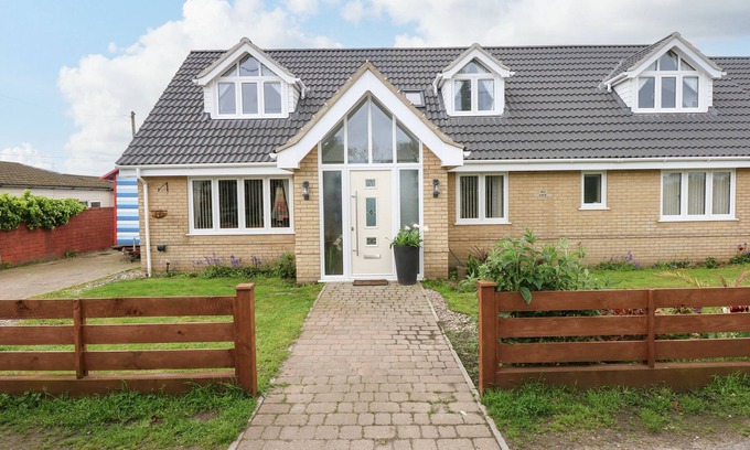 Pakefield Cabaña | SEAVIEW, pet friendly, character holiday cottage in Lowestoft