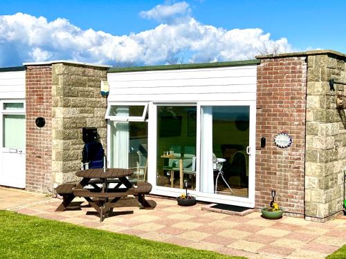 Freshwater Casa | SEAVIEW self-catering coastal bungalow in rural West Wight